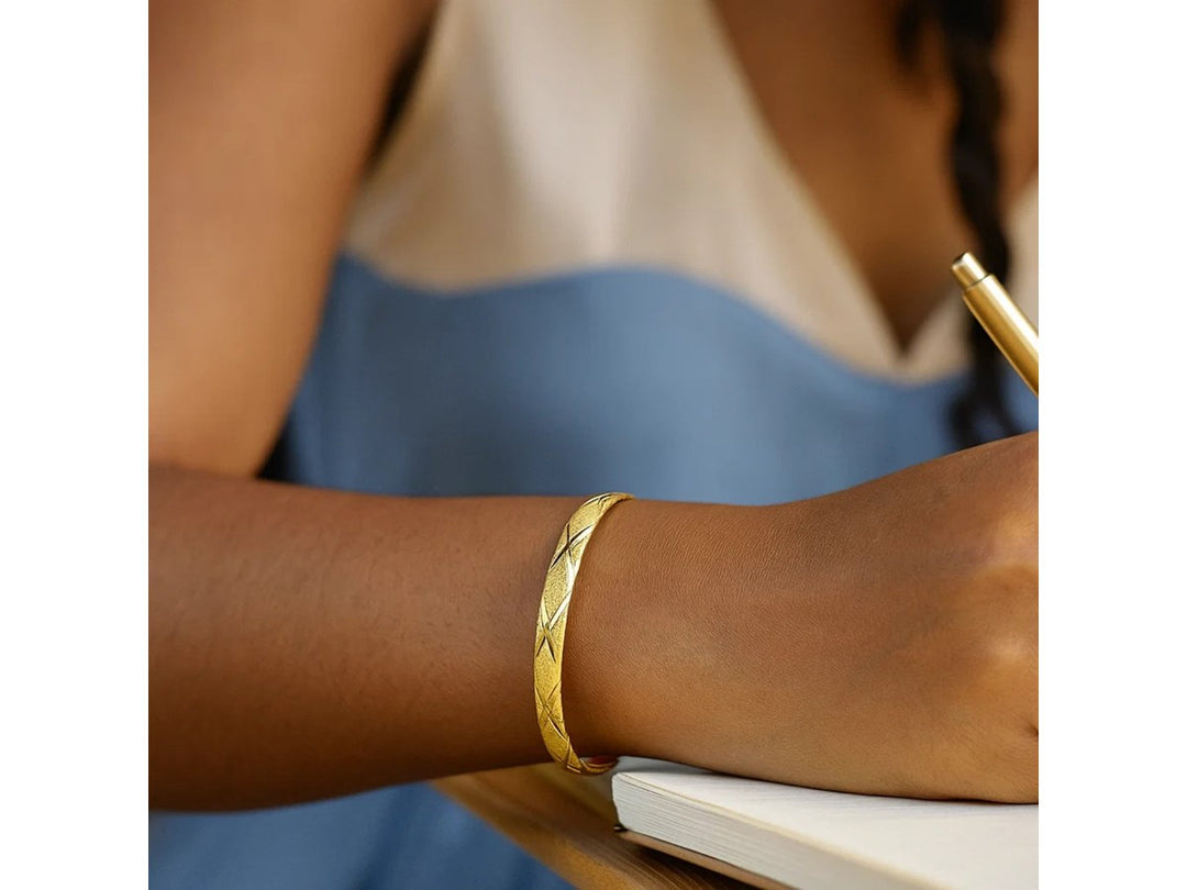 10k Yellow Gold Slender Diamond Pattern Textured Bangle (6.00 mm)